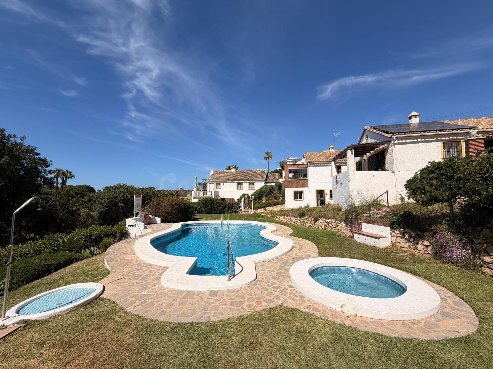 CASA PAREADA EN MIJAS CON VISTAS AL MAR Y TERRAZA PRIVADA