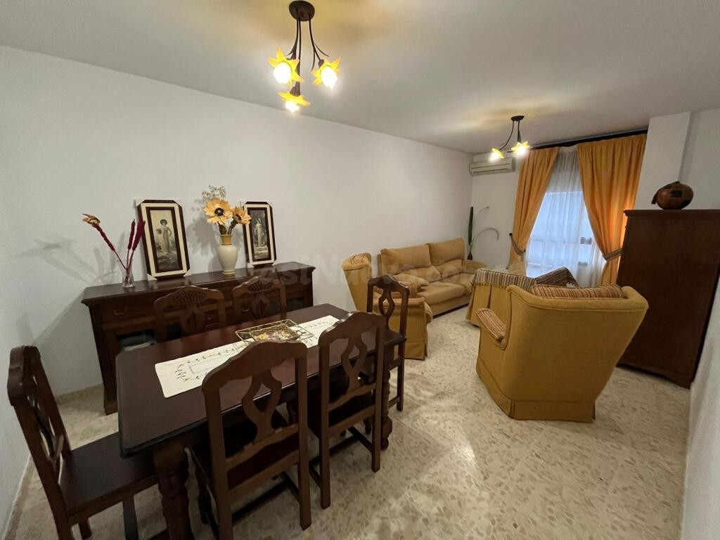 Estupendo piso en Villamartin, junto Instituto y Hospital!!! - foto 2