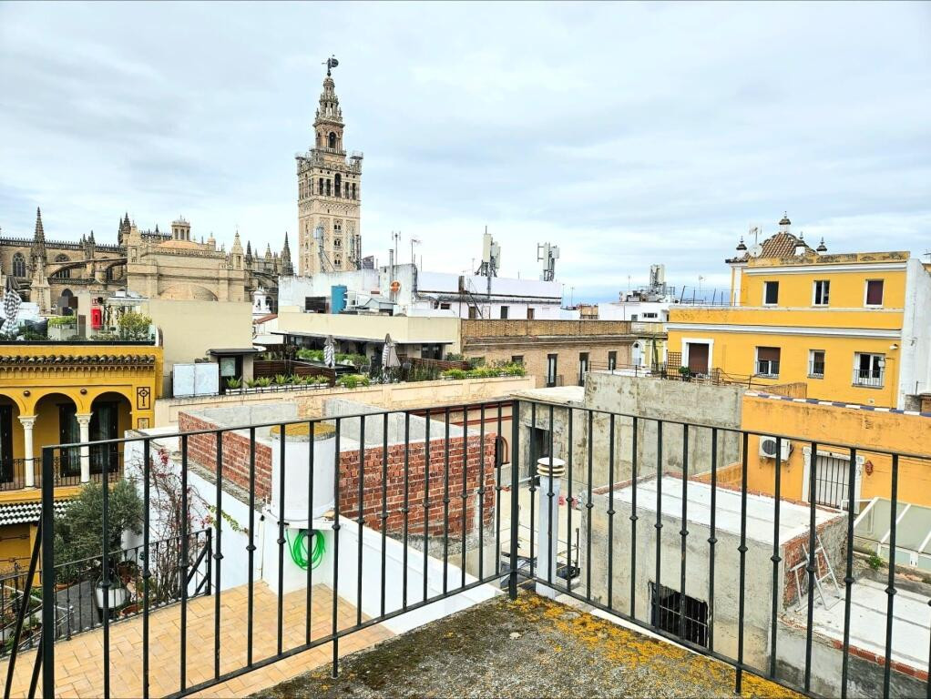 Exclusiva vivienda en esquina con mirador y terraza en el Barrio de Santa Cruz