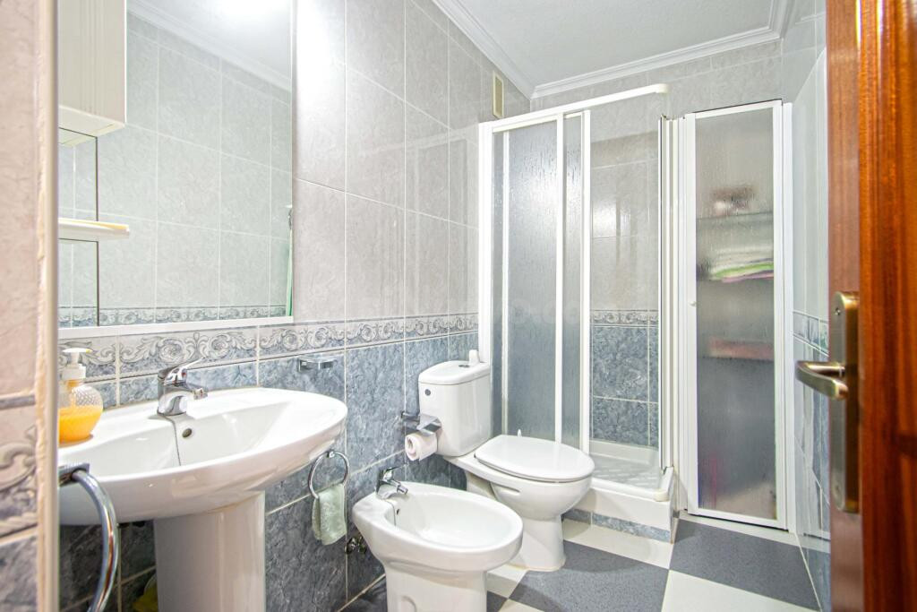 Oportunidad de inversión o vivienda a tu medida en Barriada  - foto 4