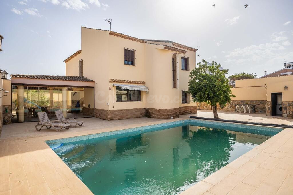 Exclusivo chalet con piscina junto al Real Club de Golf de S - foto 2