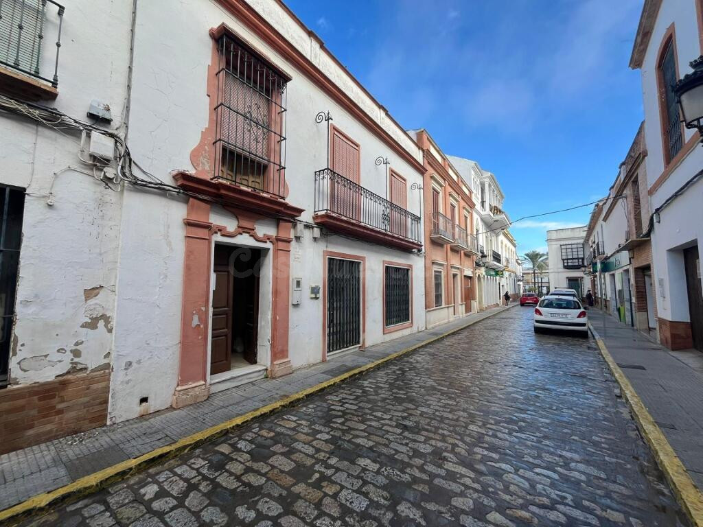 Casa para reformar en el Centro de La Palma del Condado!!! - foto 2