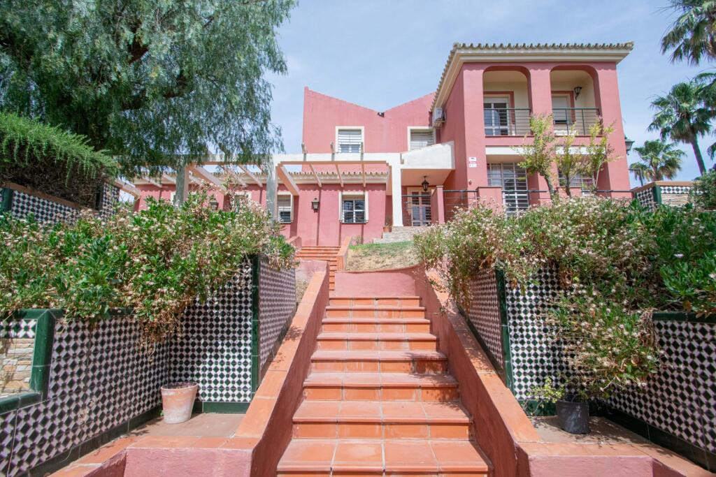 Chalet independiente con gran parcela en la exclusiva urbani - foto 2