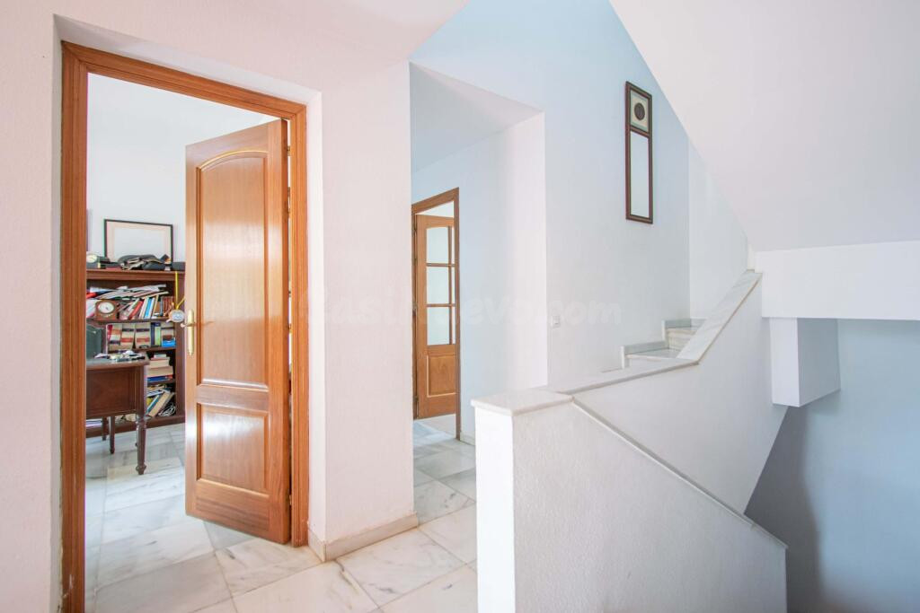 Chalet independiente con gran parcela en la exclusiva urbani - foto 3