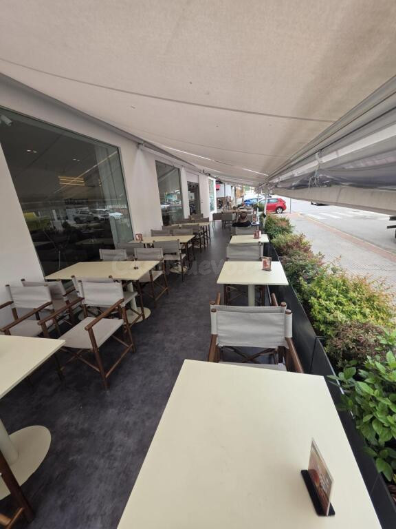 Se traspasa exclusiva cafetería/heladería /brunch con obrado