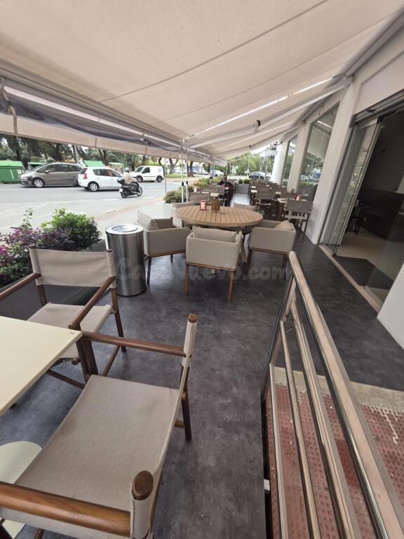 Se traspasa exclusiva cafetería/heladería /brunch con obrado - foto 2