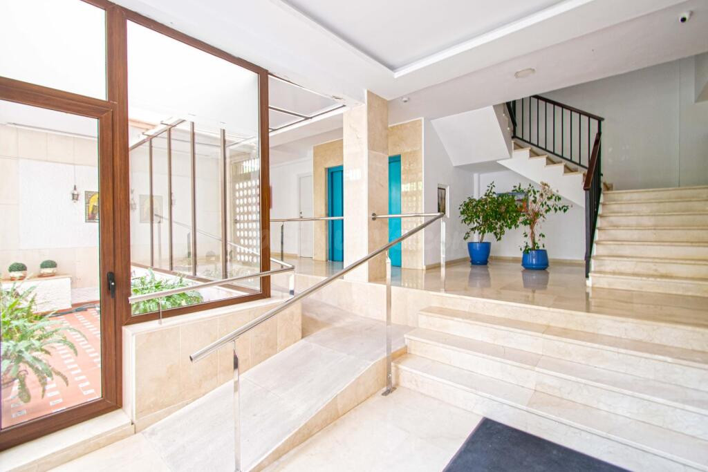 Amplia y luminosa vivienda en pleno corazón de Nervión - foto 2