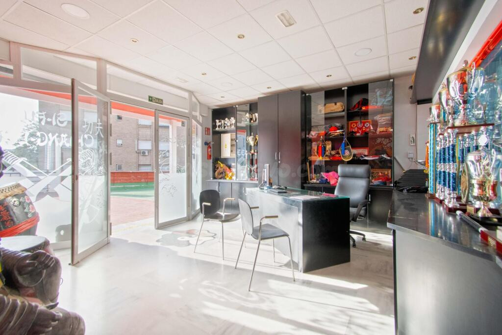 Magnifico local comercial en San Juan de Aznalfarache, Barri - foto 4