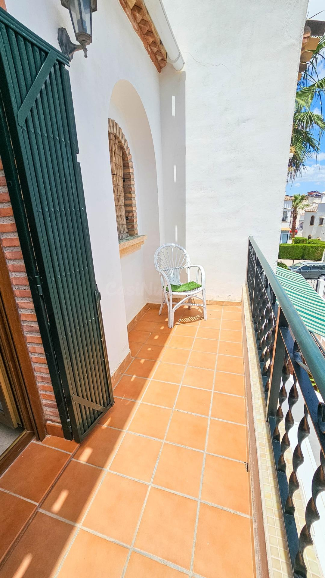 Se vende un adosado de 2 dormiotrios y 2 baños en comunidad  - foto 3