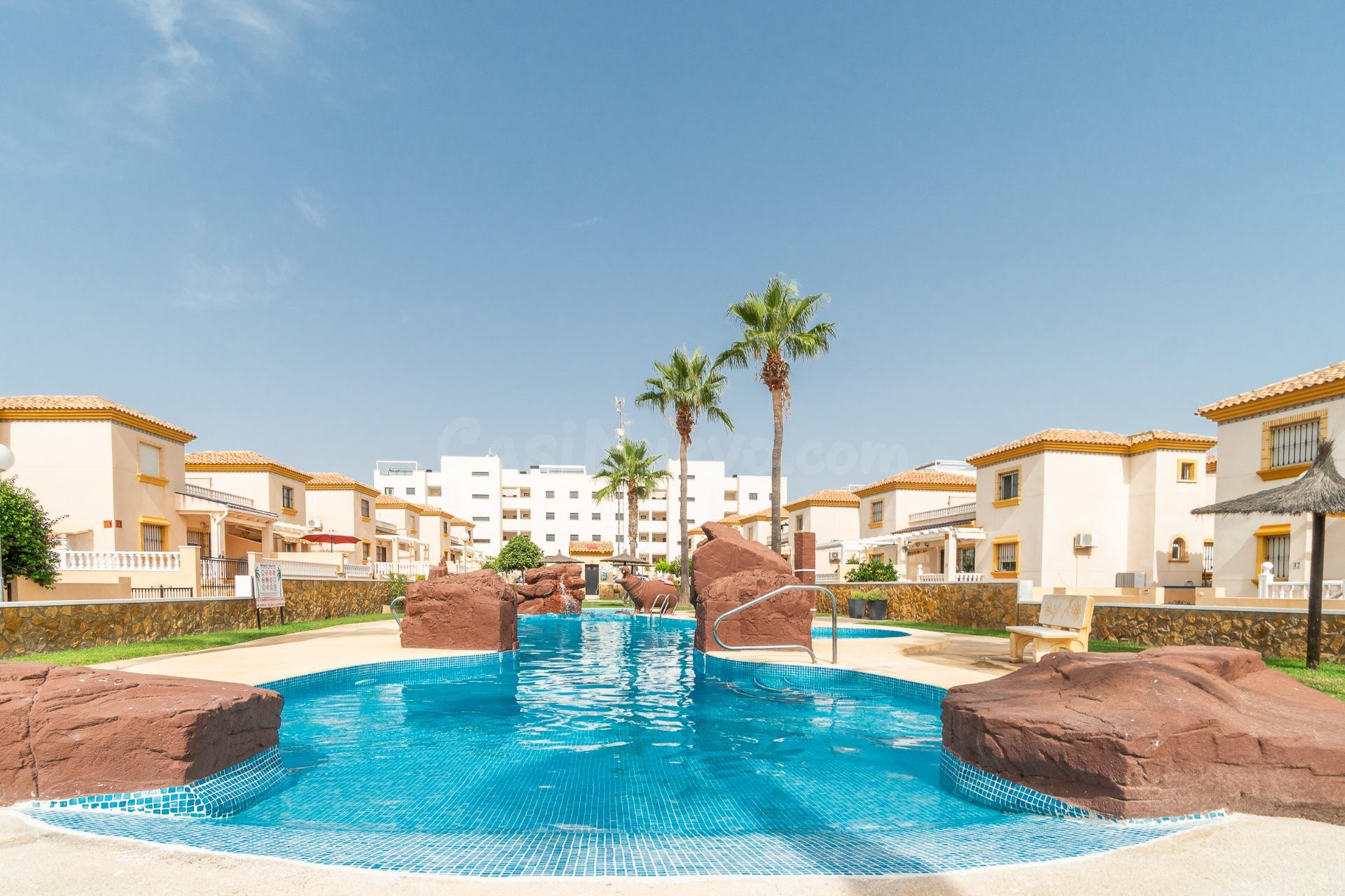 Planta baja con amplio jardín en Orihuela Costa - foto 2