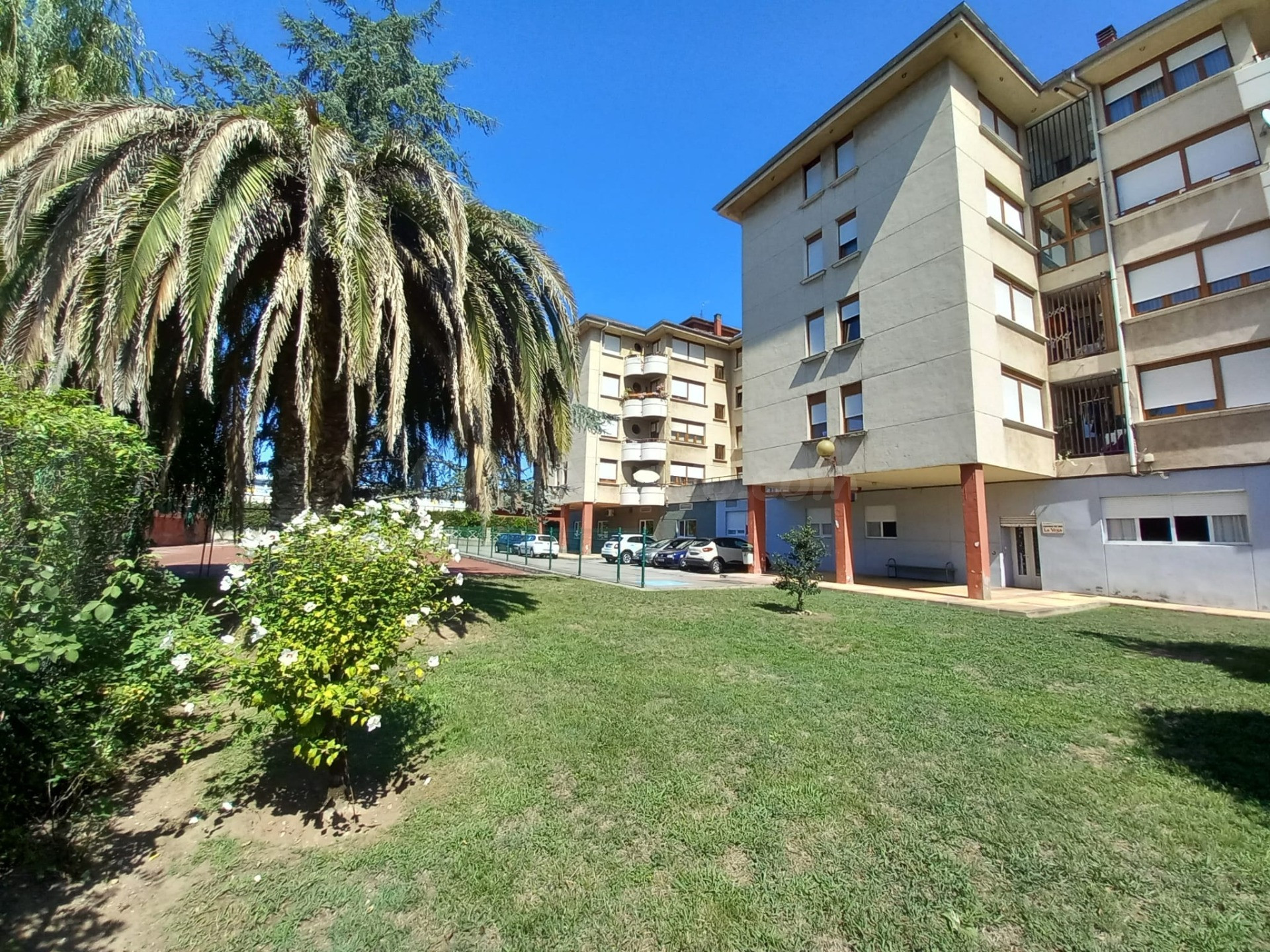 Piso en Torrelavega en urbanizacion privada - foto 2