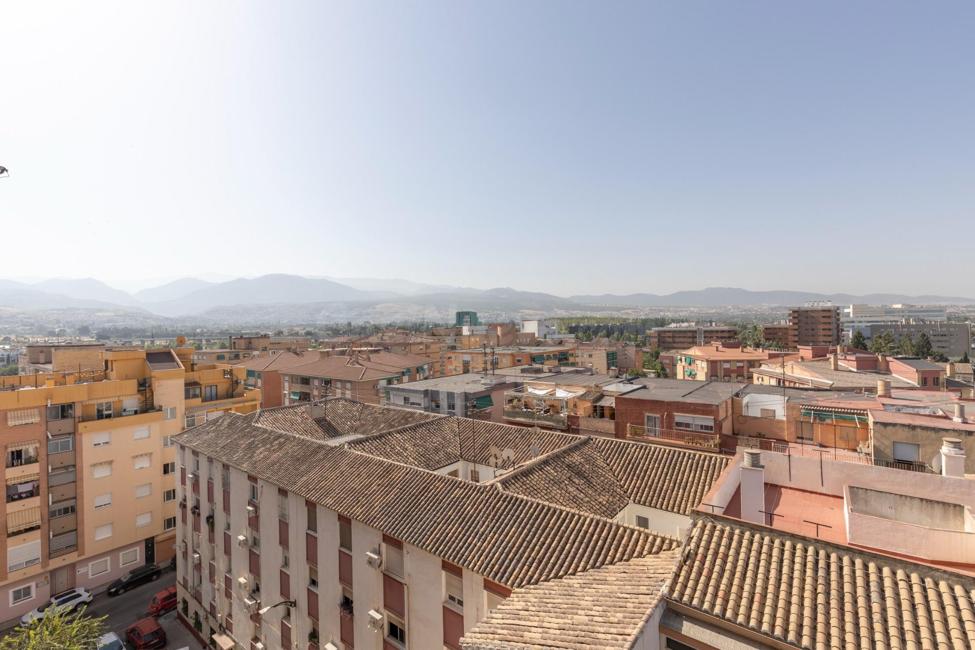 Luminoso piso con terraza, orientación sur y vistas despejadas