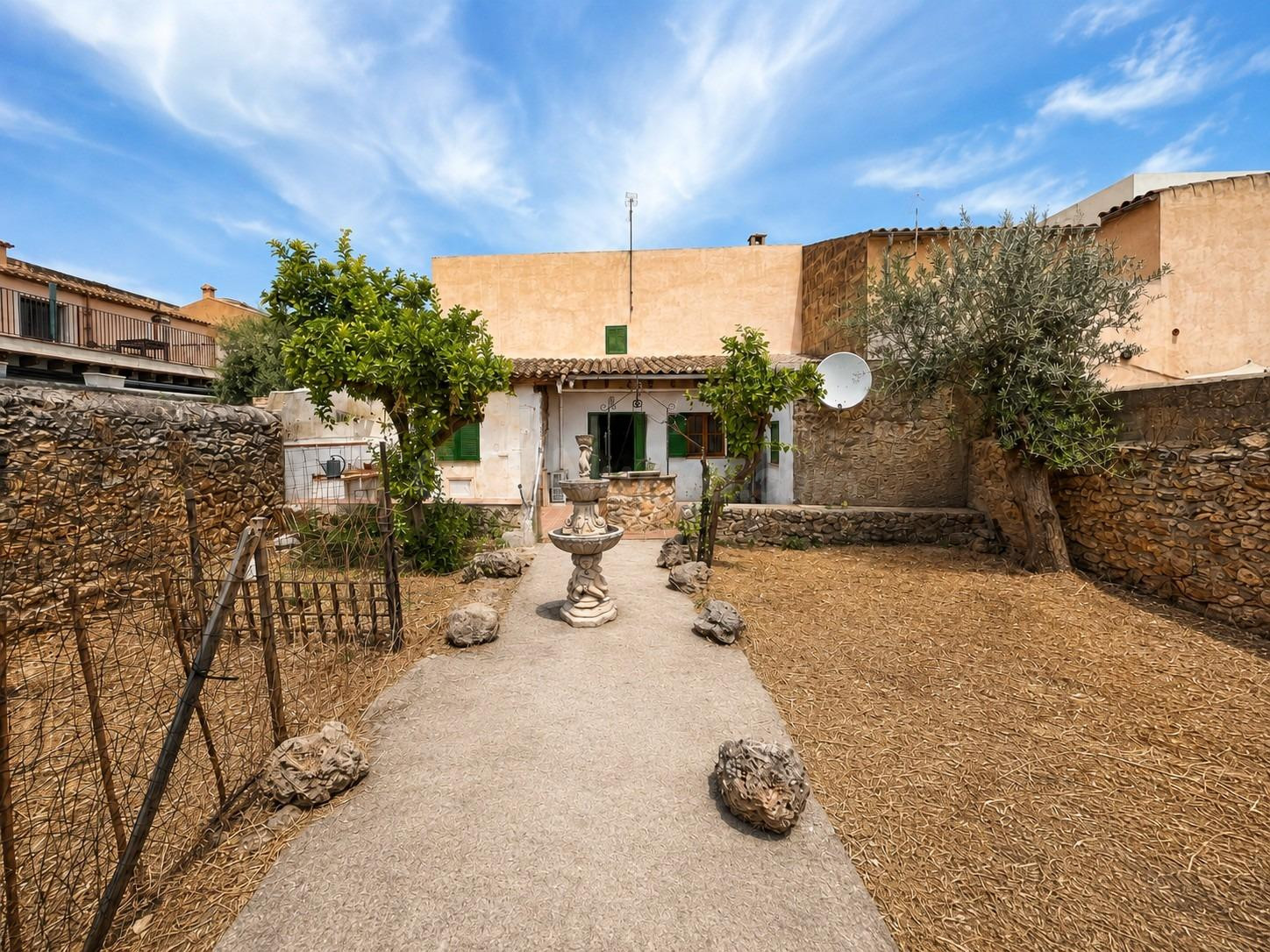 Casa tradicional mallorquina con patio y garaje en Santa Mar - foto 2