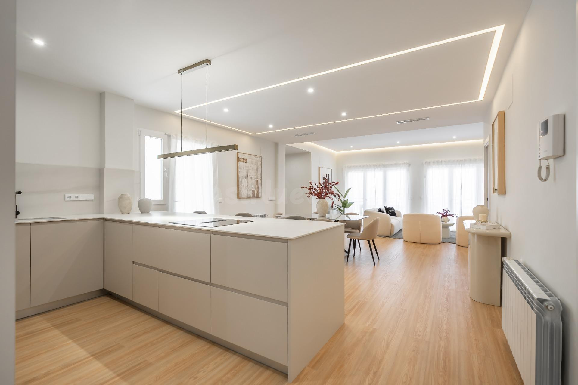 Vivienda amplia con terraza y gran potencial en eje principa - foto 2