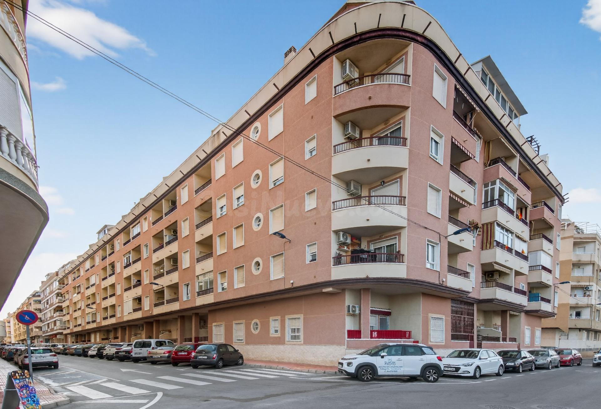 se vende un piso de 2 dormitorios  y 1 baño cerca del Parque de Las Naciones en Torrevieja