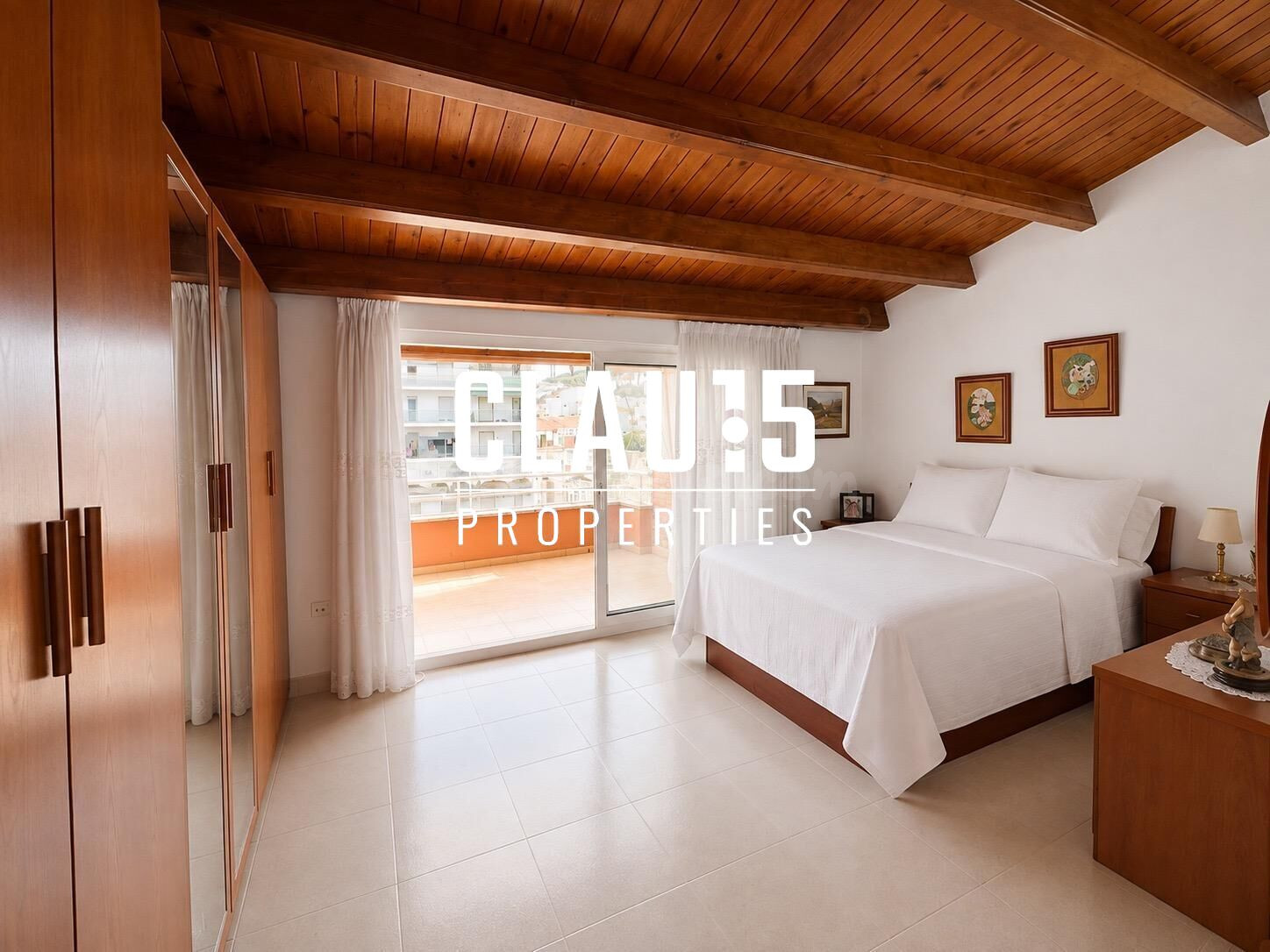Ático dúplex en venta con terraza y vistas al mar en pleno c