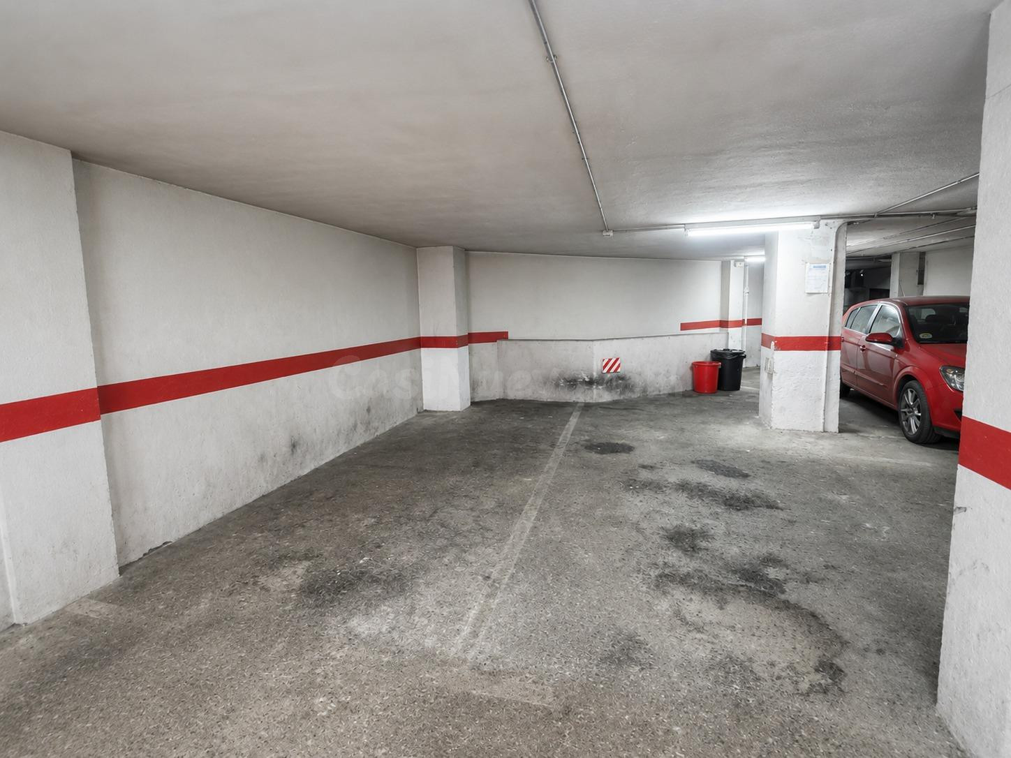 Plaza de parking en Passeig Sant Joan – ideal para coche peq - foto 3