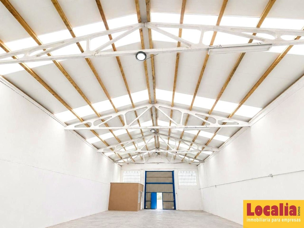 Nave industrial con acceso para tráiler Solares