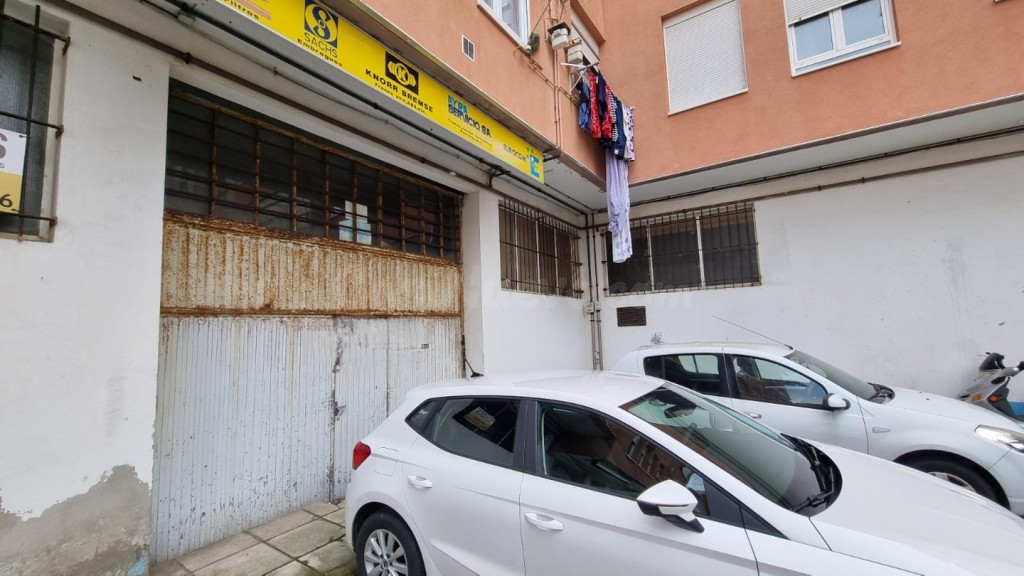 Amplio local ideal para taller o comercio en Santander