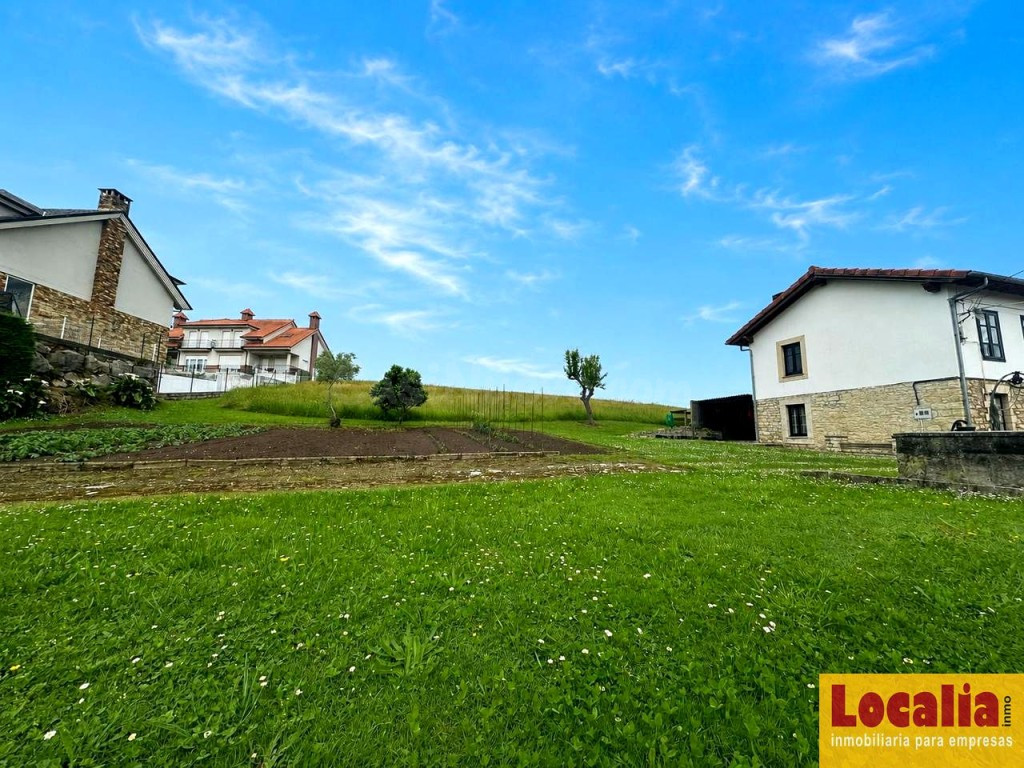Chalet para reformar con amplio terreno en Suances