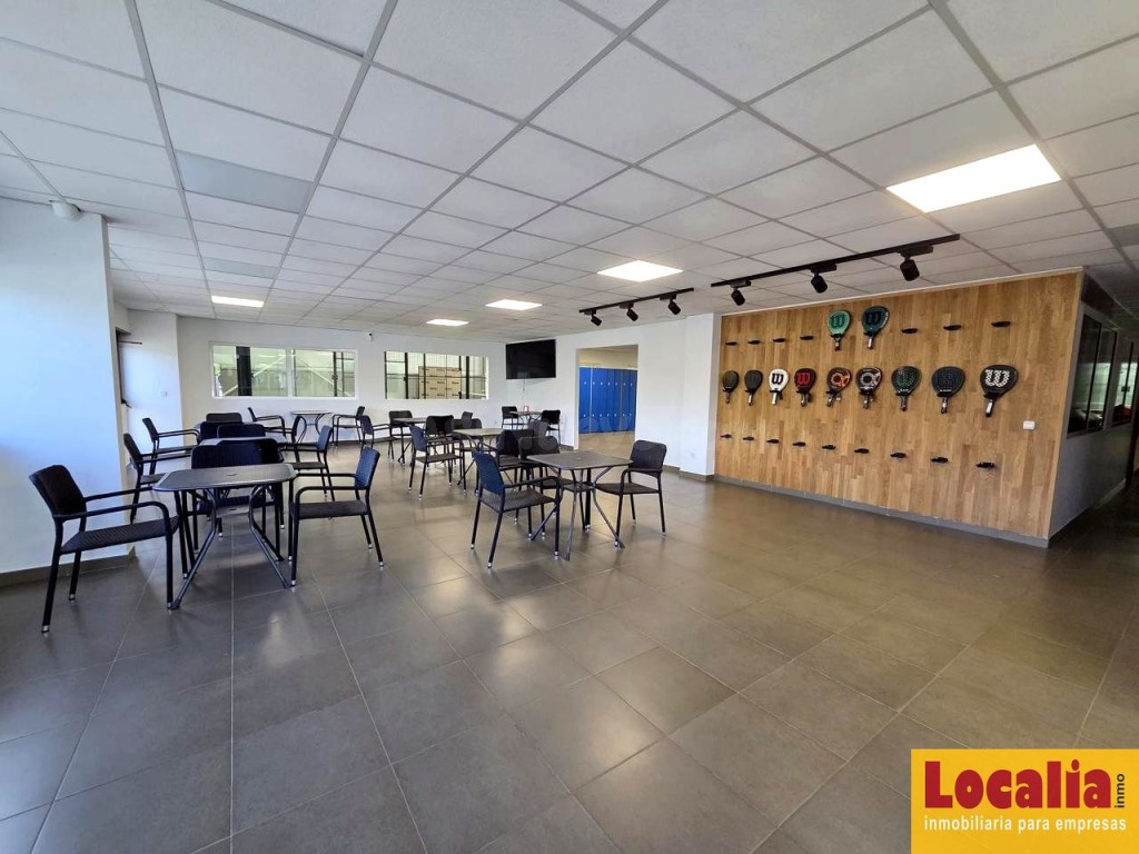 NAVE CON CLUB DE PÁDEL EN VENTA EN CANTABRIA - foto 2