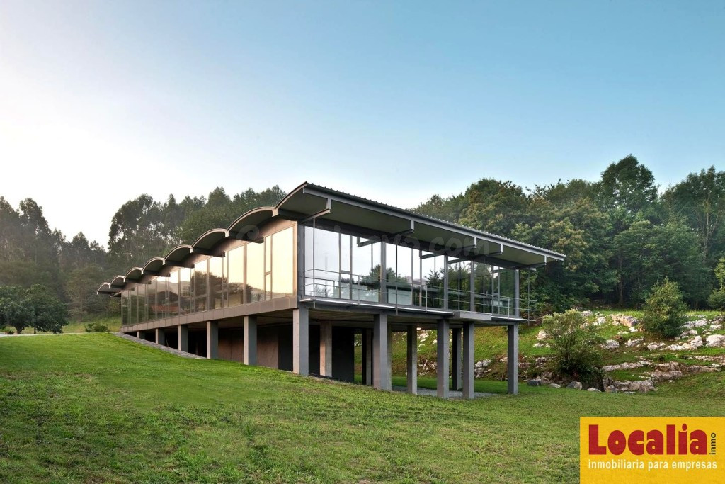 Venta de singular nave con terreno en Ramales