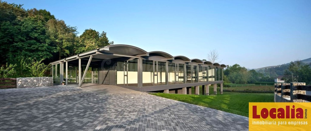 Venta de singular nave con terreno en Ramales - foto 2