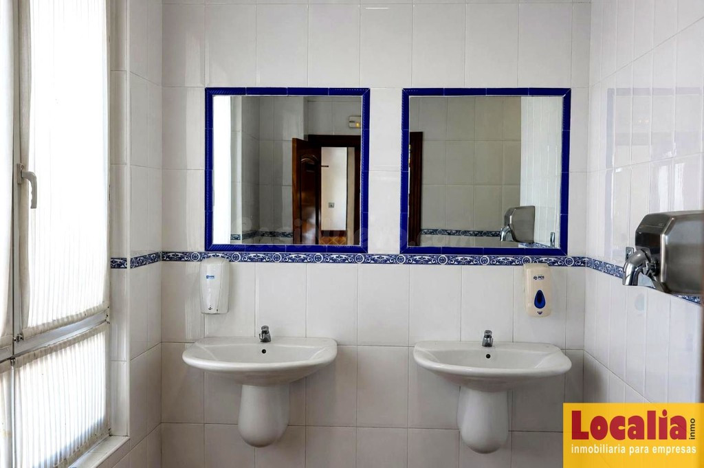 Restaurante con vivienda y parking en Castro Urdiales - foto 4