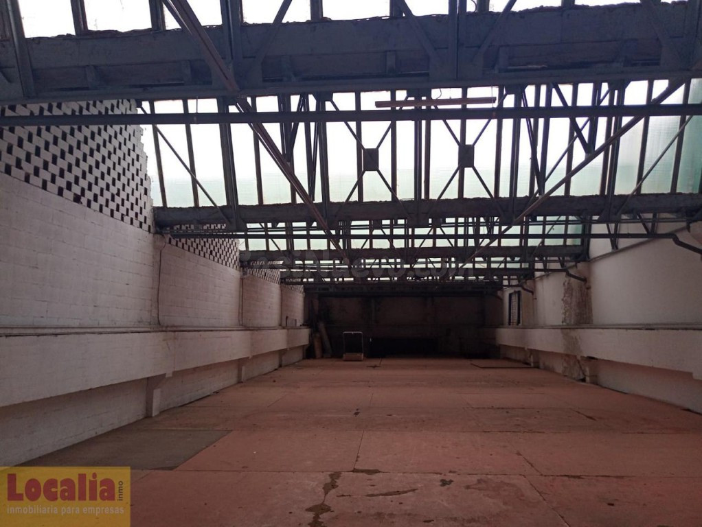 Nave industrial cercana al centro en Torrelavega - foto 2