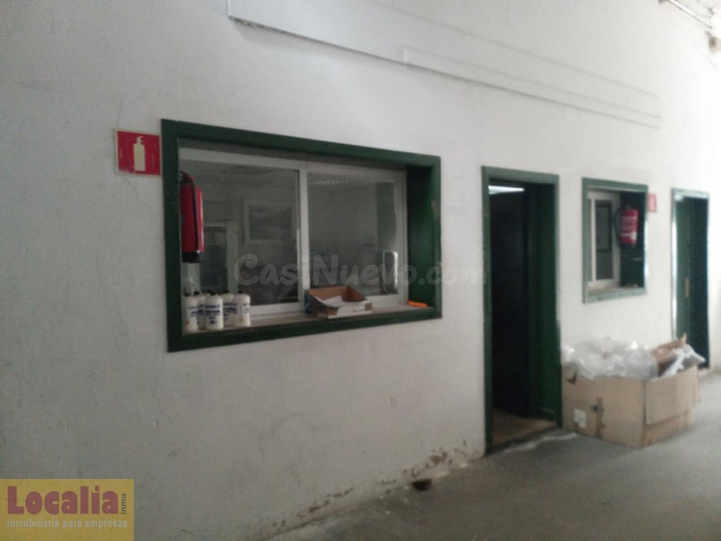 Nave industrial cercana al centro en Torrelavega - foto 5