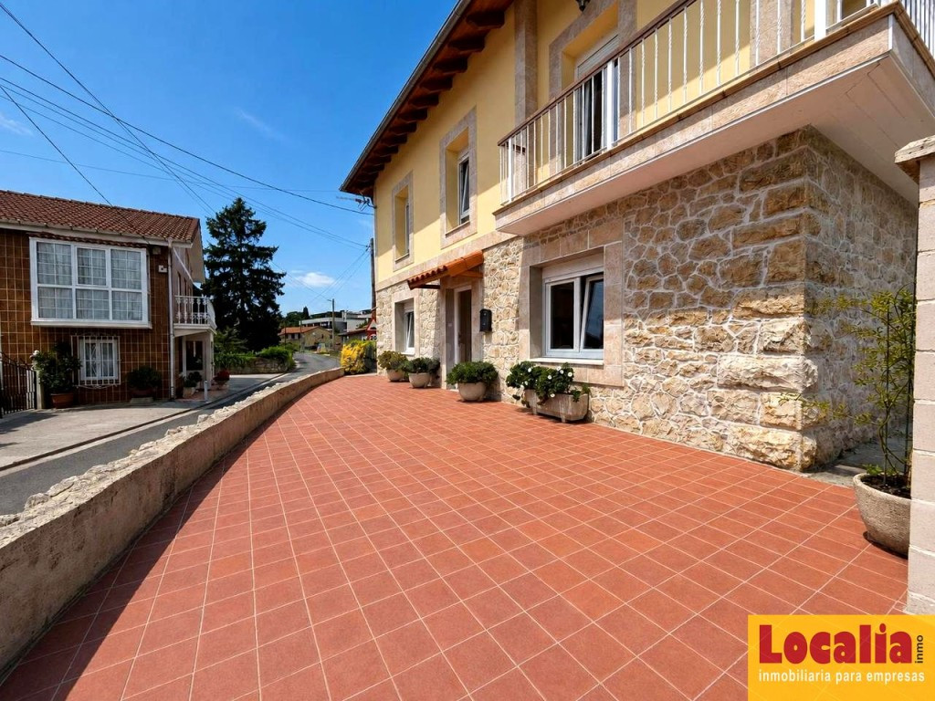 Casa familiar reformada con jardín en Miengo - foto 2