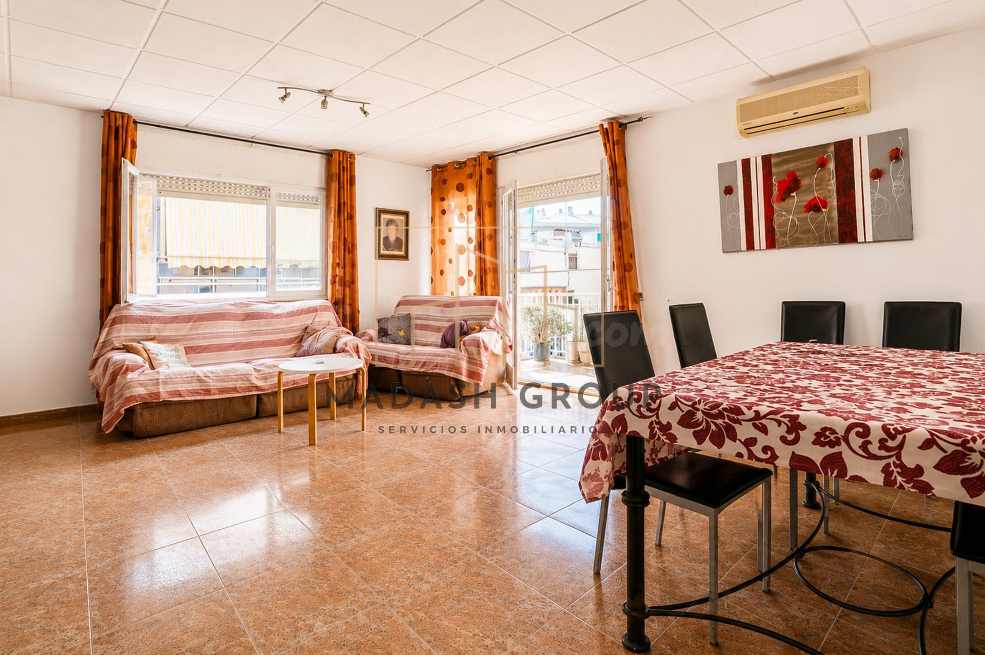 Piso en venta en Salou con 4 habitaciones y gran terraza a dos calles de la playa.