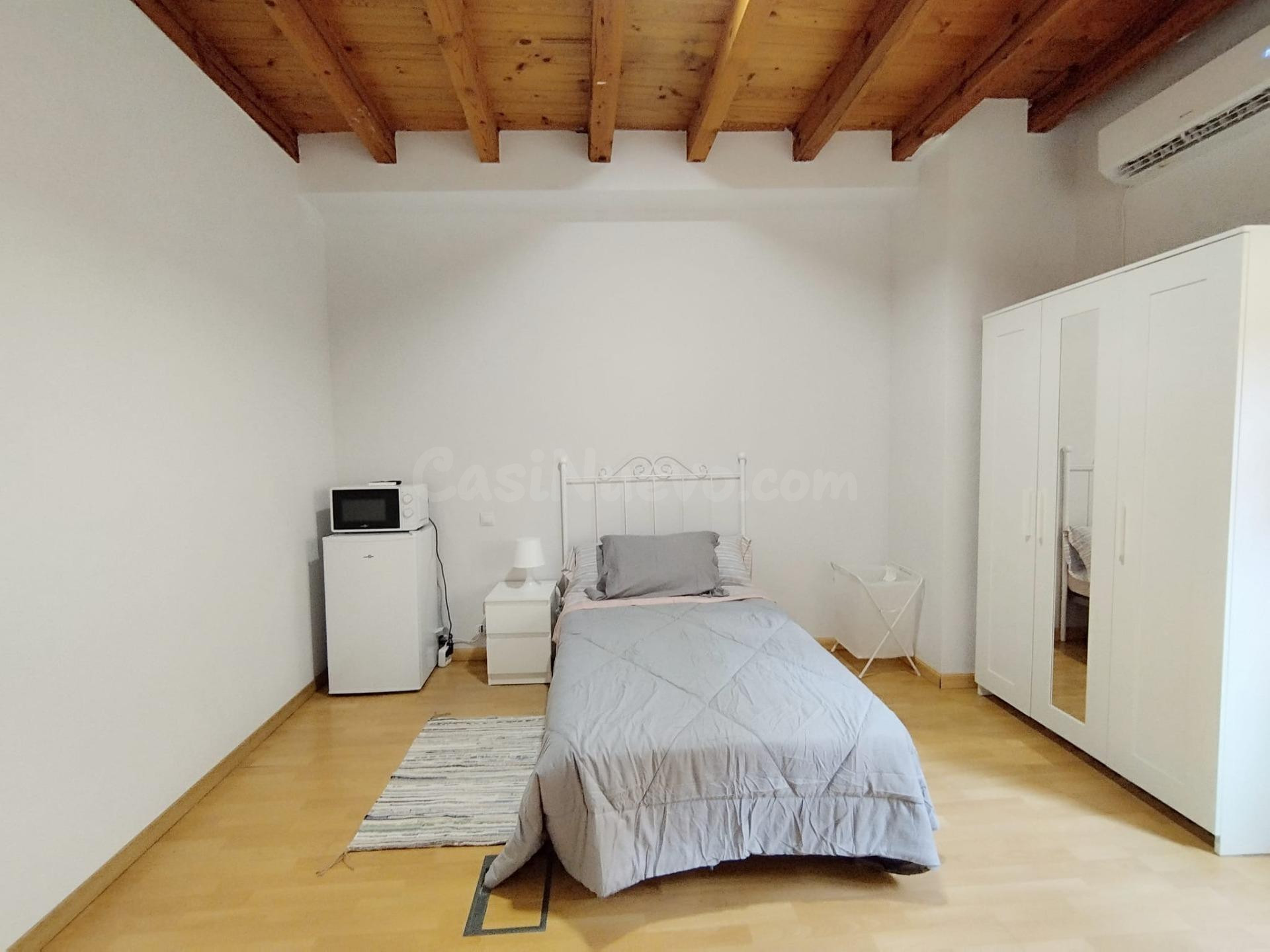 Piso con tv, nevera, microondas y cafetera para chicas