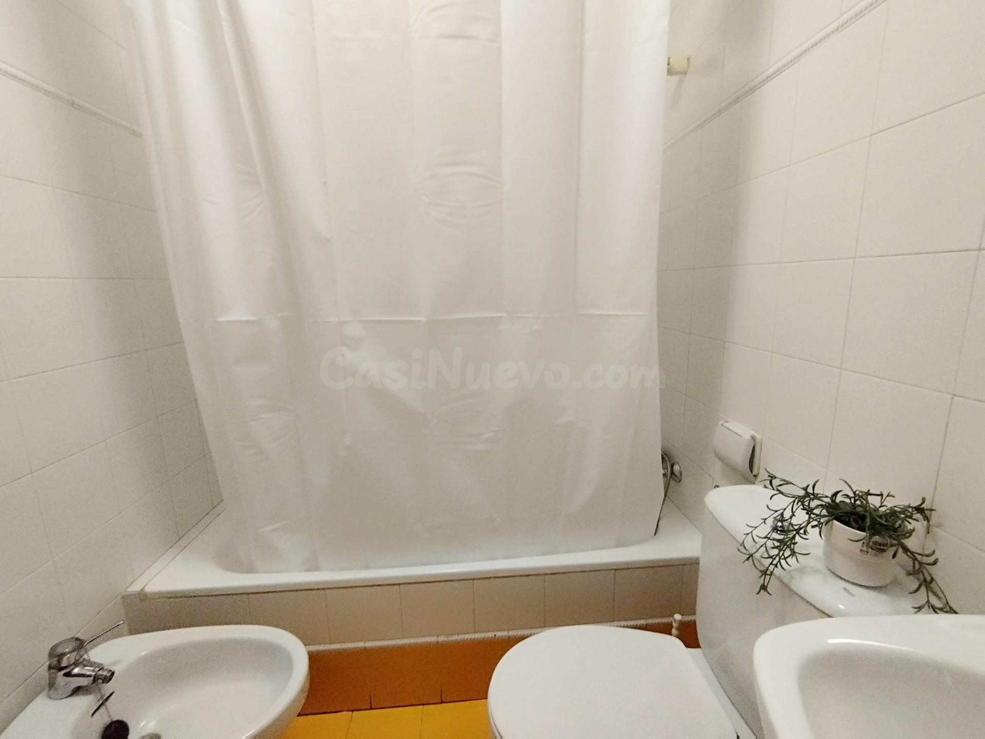 Piso con tv, nevera, microondas y cafetera para chicas - foto 2