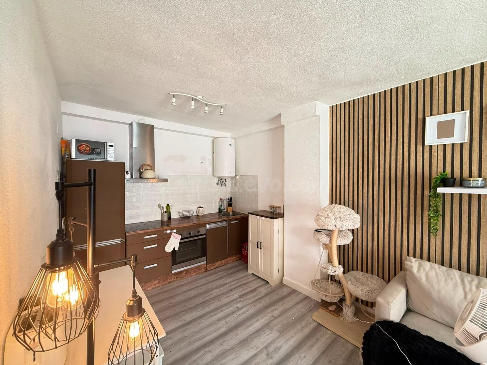 Apartamento dúplex reformado con terraza, Alicante, Torrevieja. 2 habitaciones, 82 m2, 1,2 kilómetros del mar