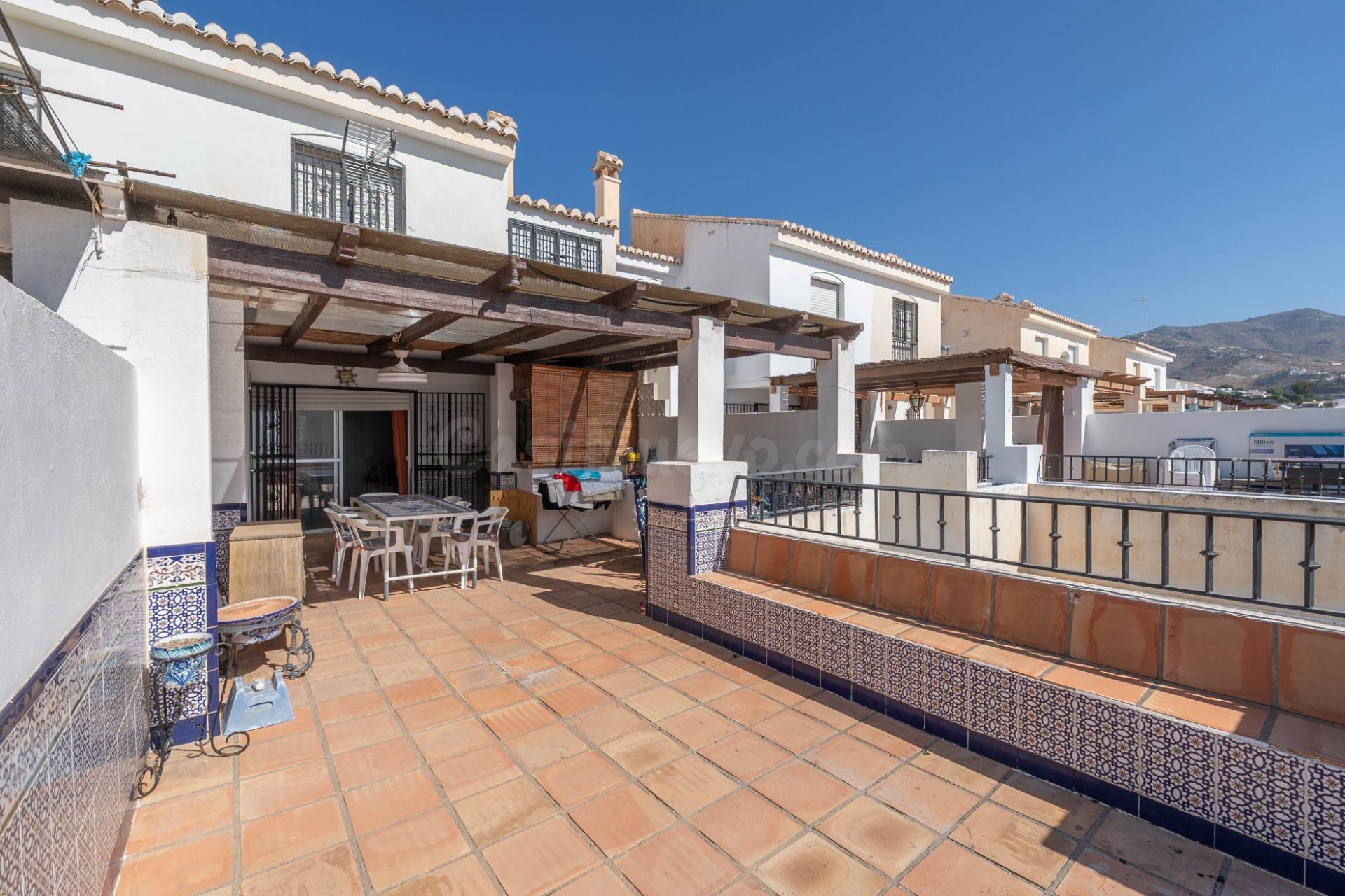 PRECIOSA CASA EN URBANIZACION PRIVADA VELILLA ALMUÑECAR PLAYA TROPICAL