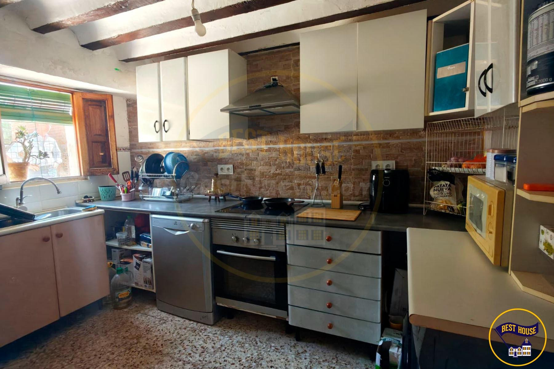 AMPLIA CASA DE 6 habitaciones EN MOHORTE