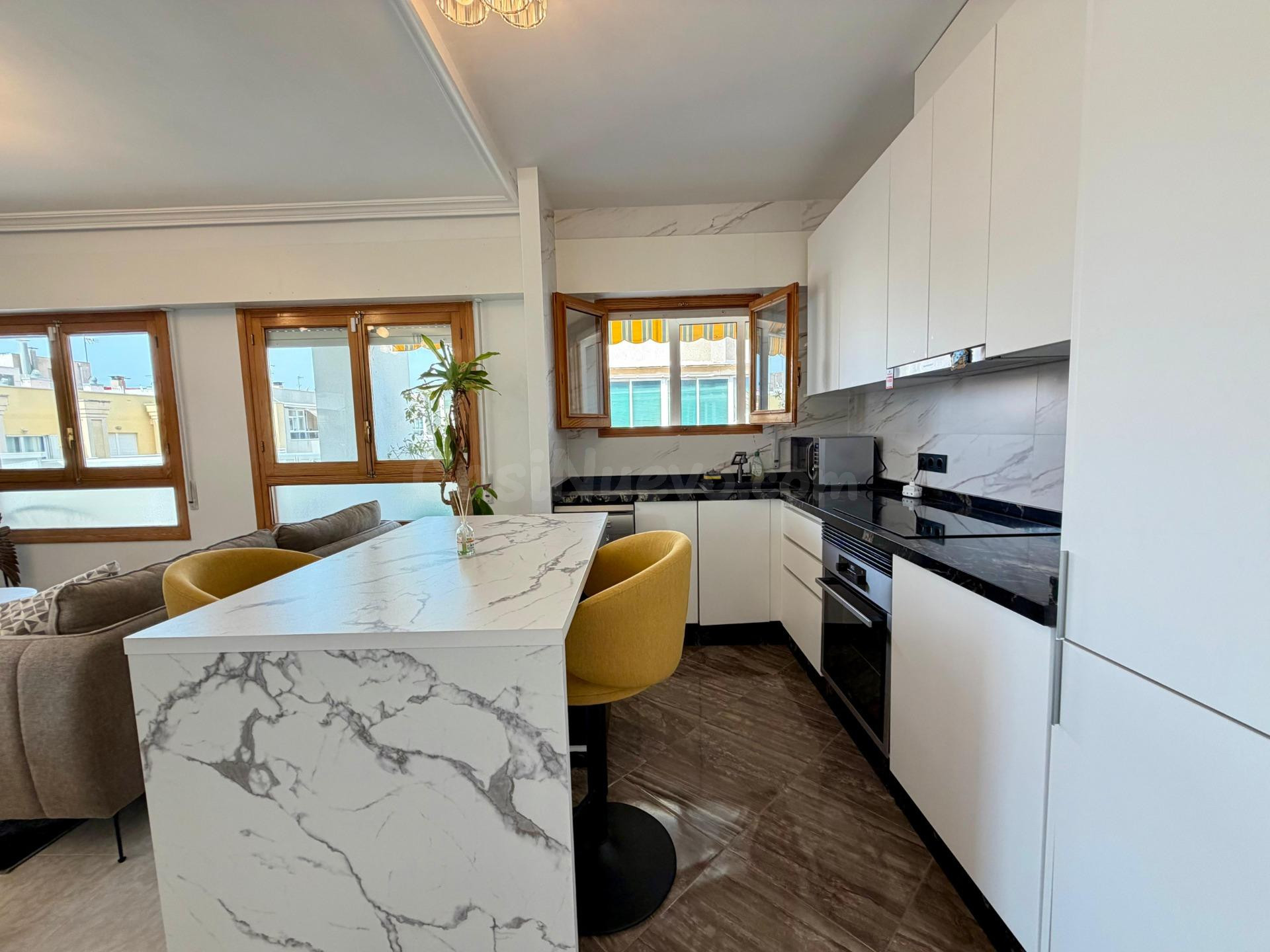 Ático exclusivo con espectacular terraza de 45 m2 a solo 150 - foto 2