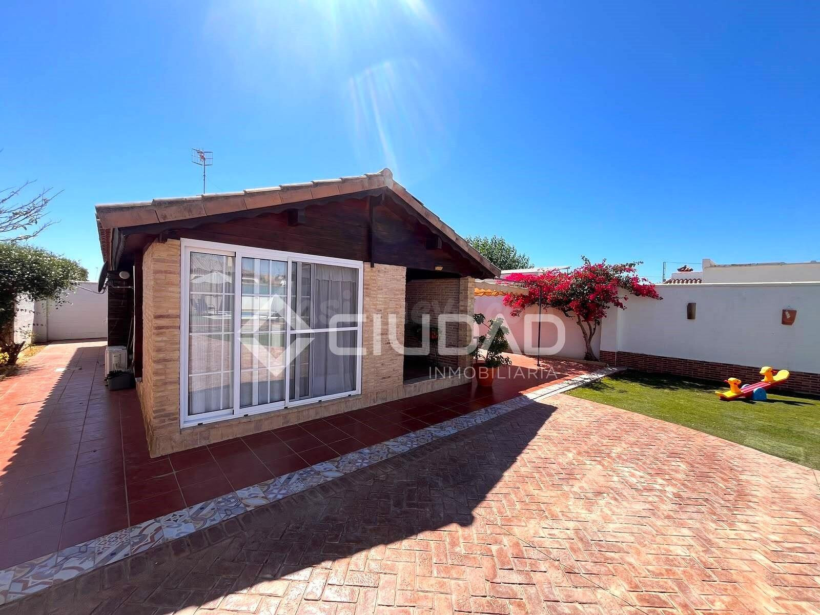 Casa con amplio terreno y piscina junto a Jaramar