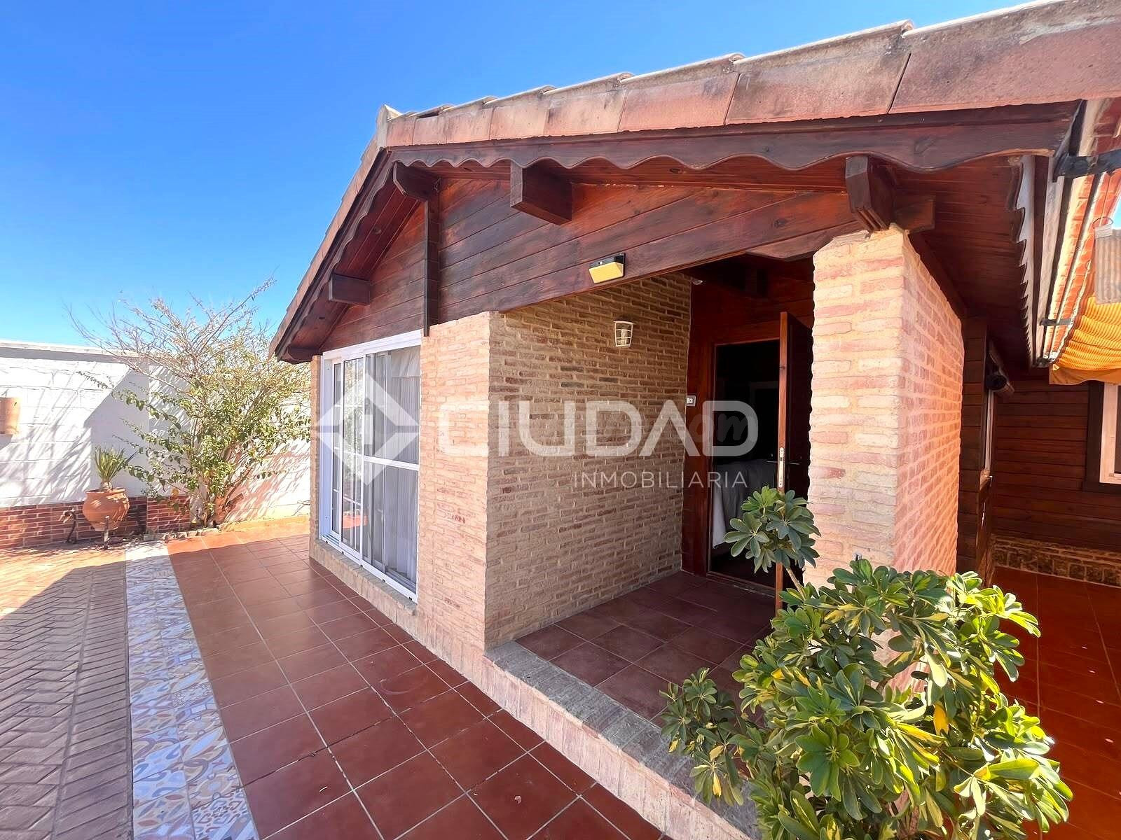 Casa con amplio terreno y piscina junto a Jaramar - foto 2