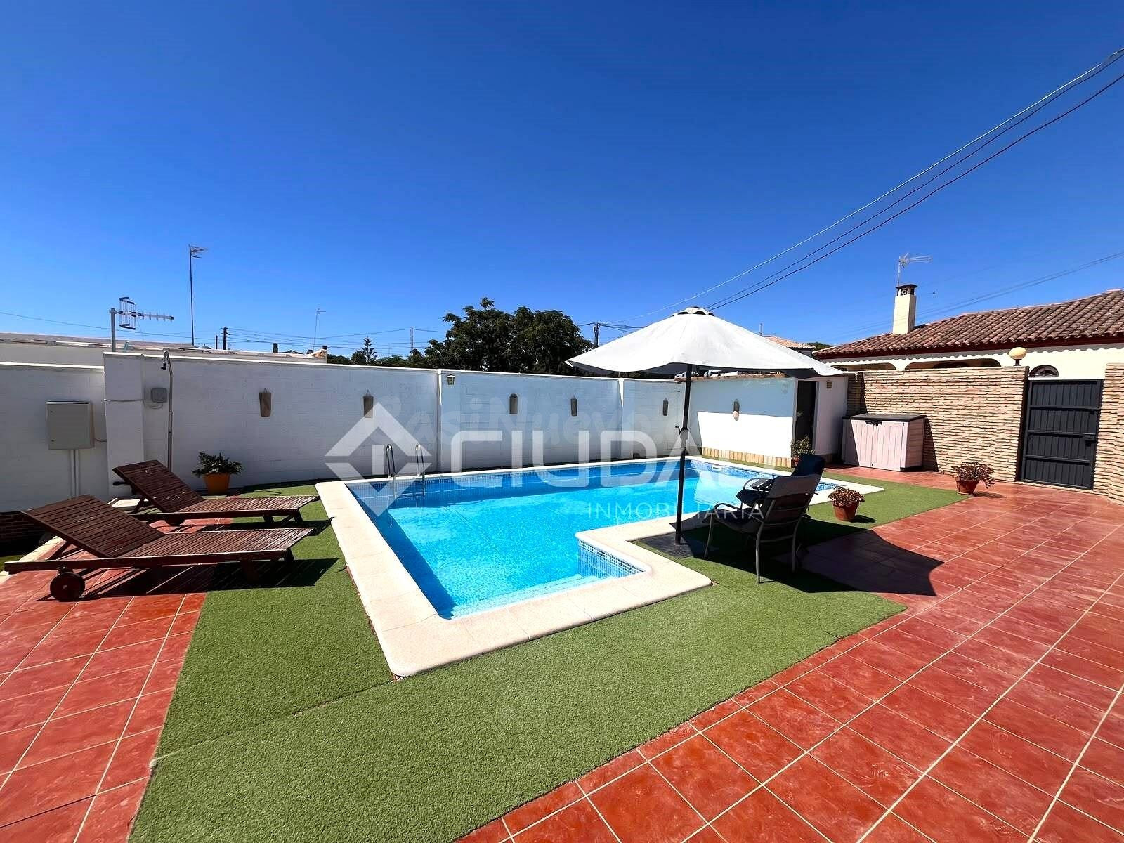 Casa con amplio terreno y piscina junto a Jaramar - foto 3