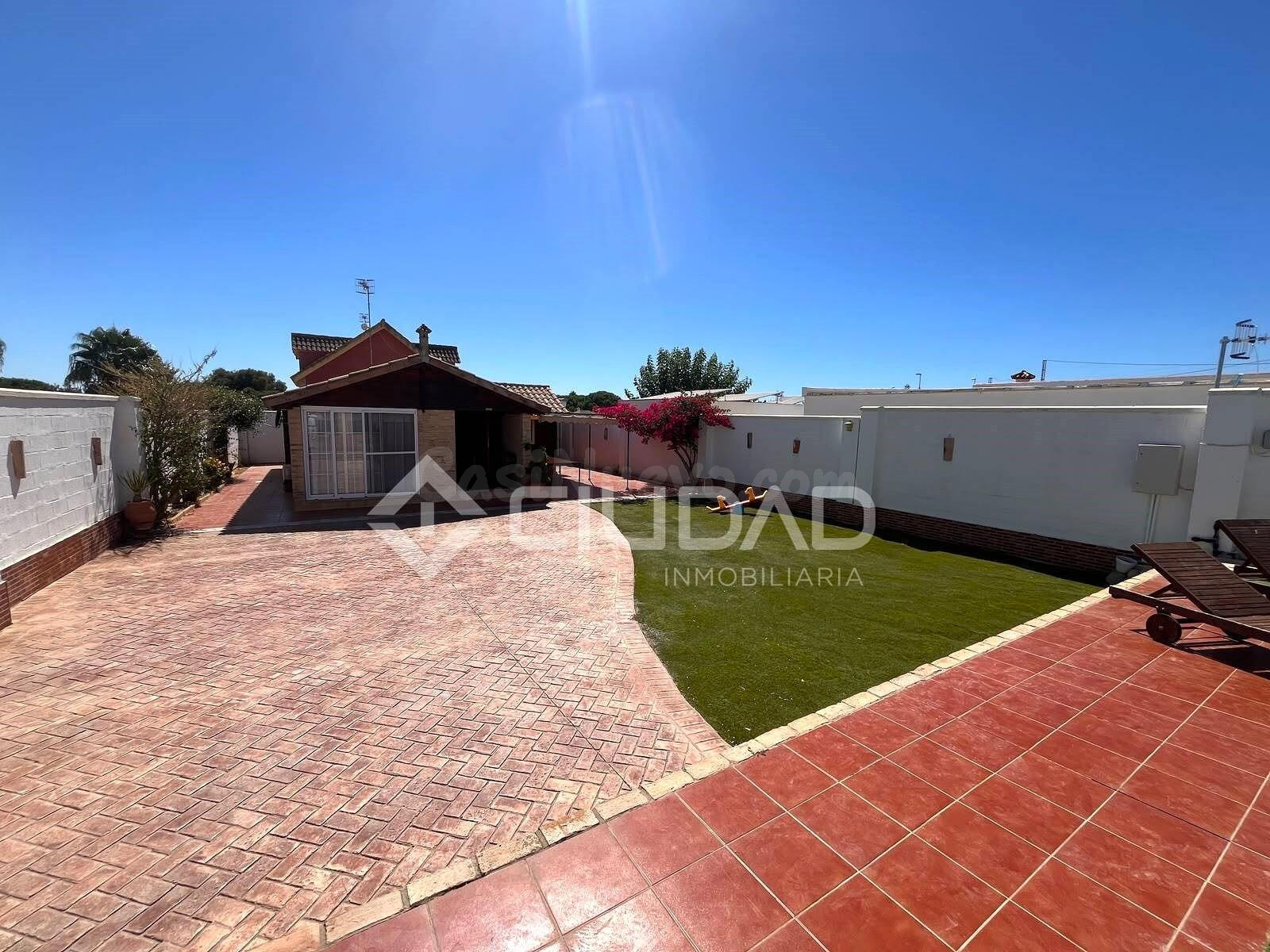 Casa con amplio terreno y piscina junto a Jaramar - foto 5