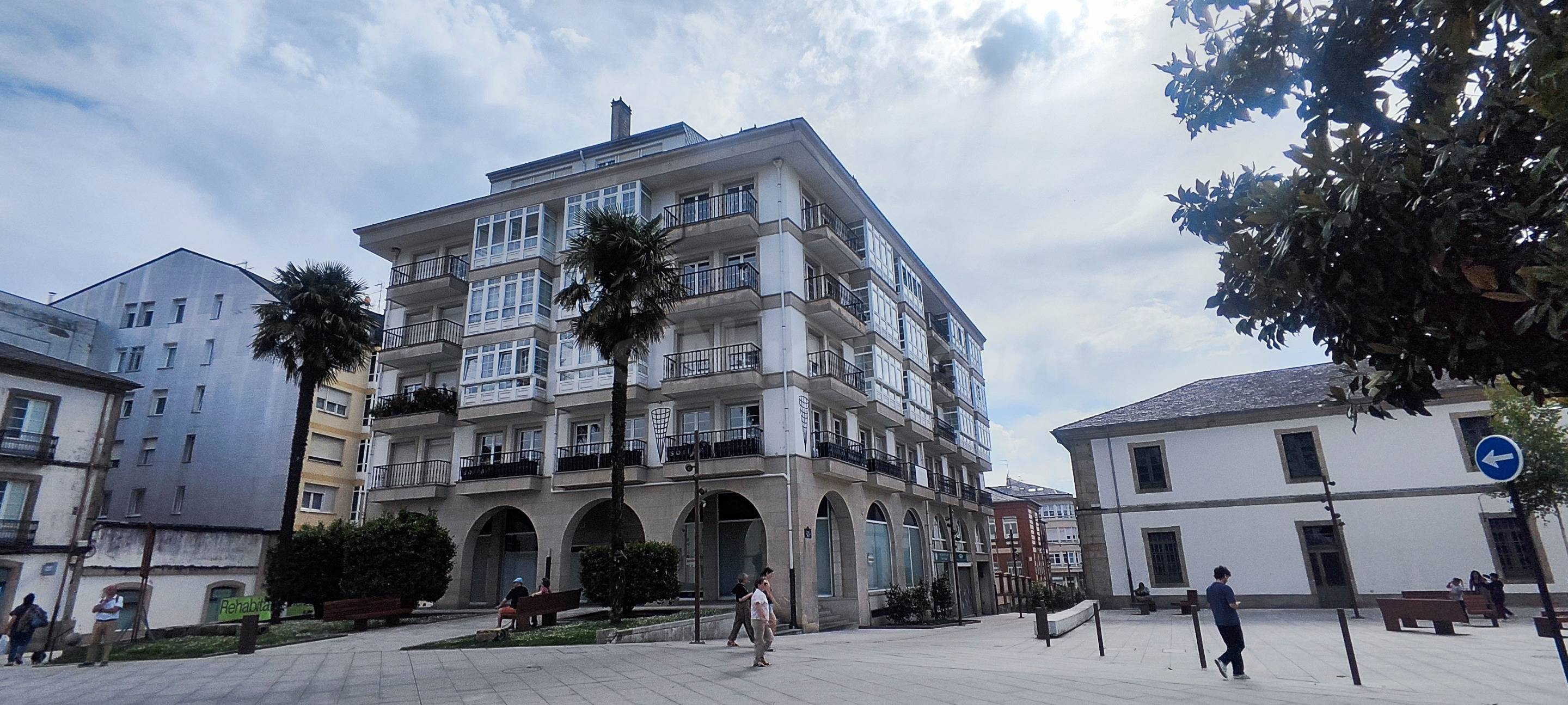 Oficina de 134 m2 con dos balcones y viabilidad para cambio de uso a vivienda en Plaza de Ferrol