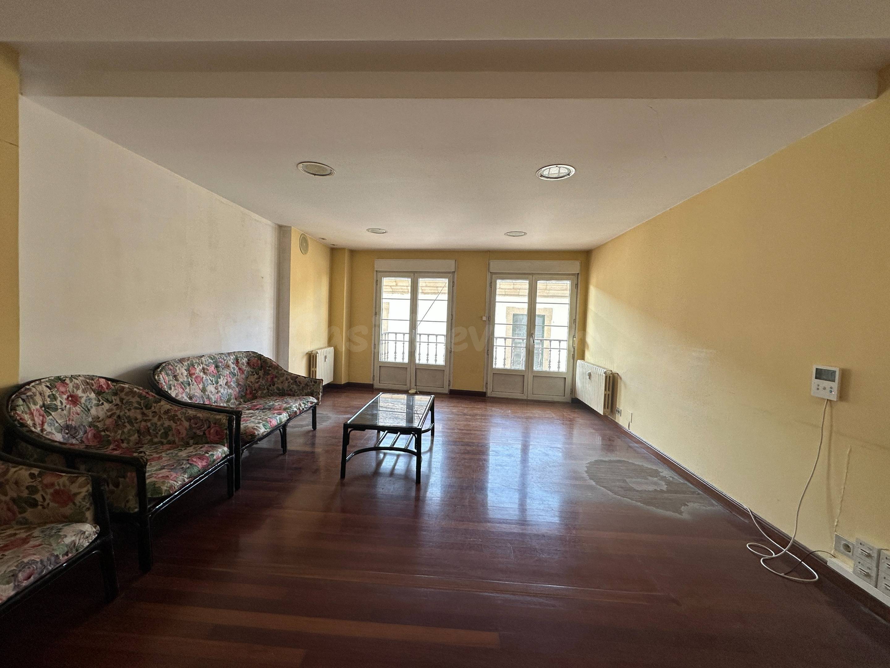 Oficina de 134 m2 con dos balcones y viabilidad para cambio de uso a vivienda en Plaza de Ferrol