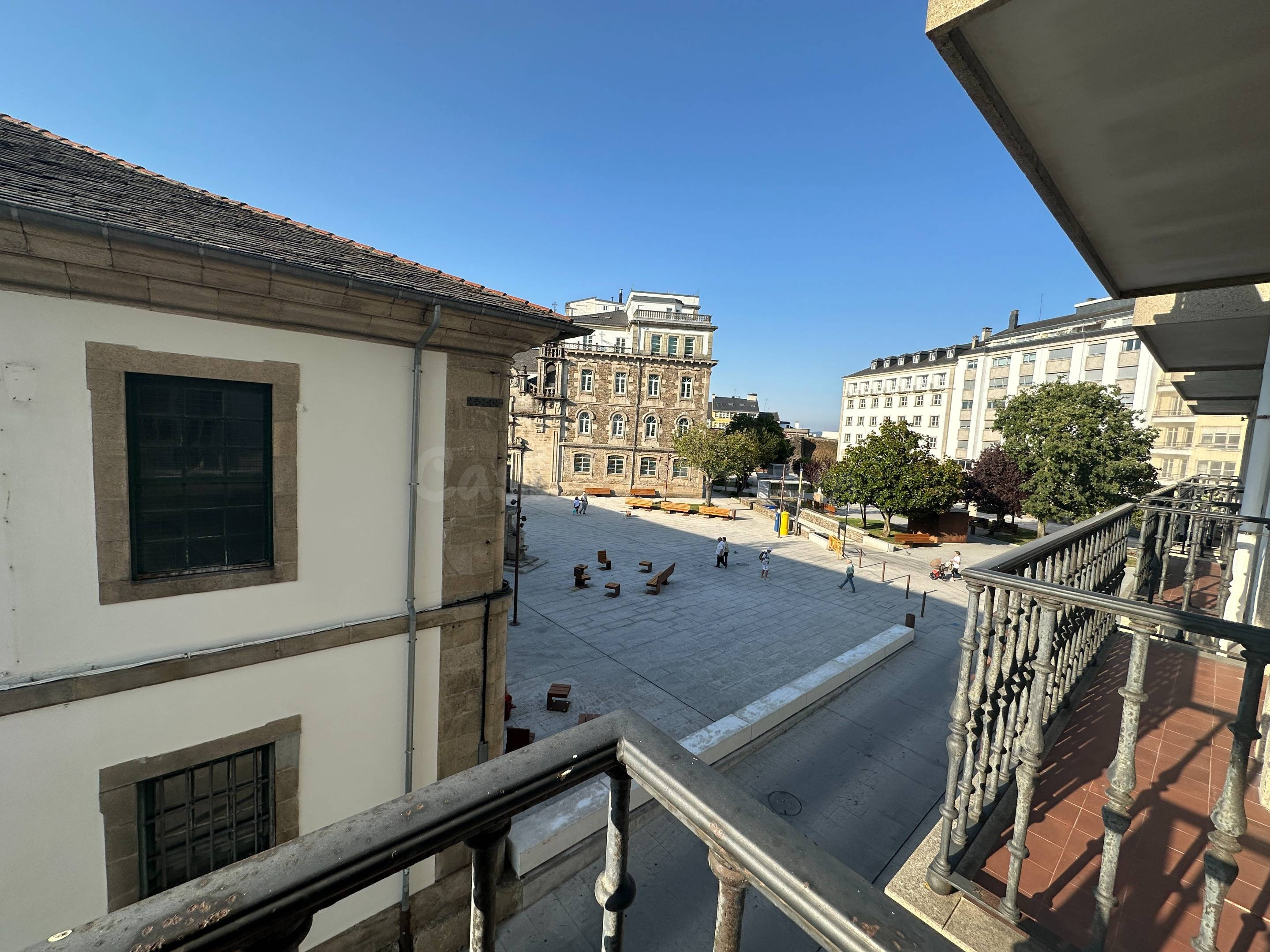 Oficina de 134 m2 con dos balcones y viabilidad para cambio  - foto 2