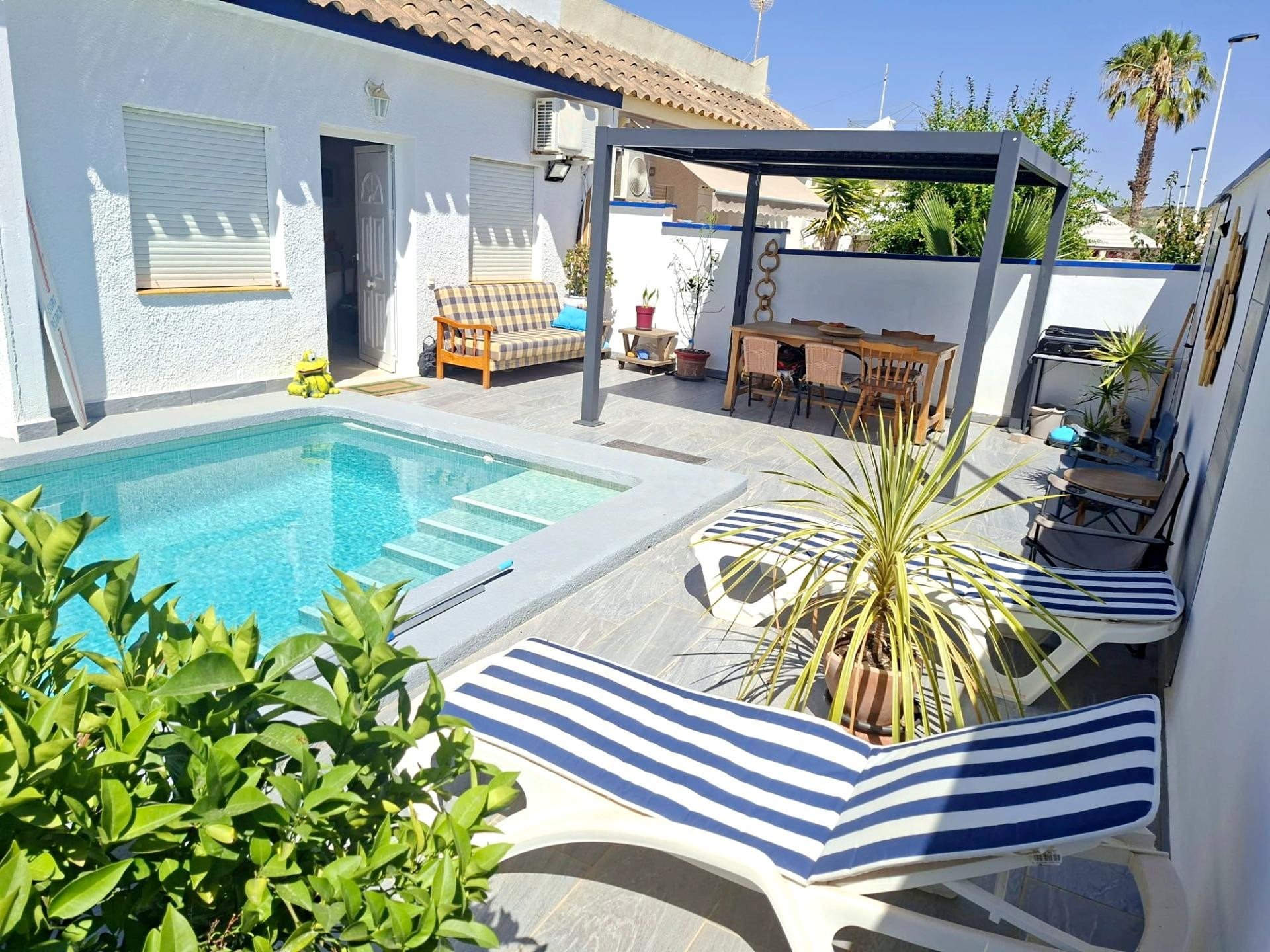 BONITA VILLA CON PISCINA EN CAMPOSOL EN SECTOR D