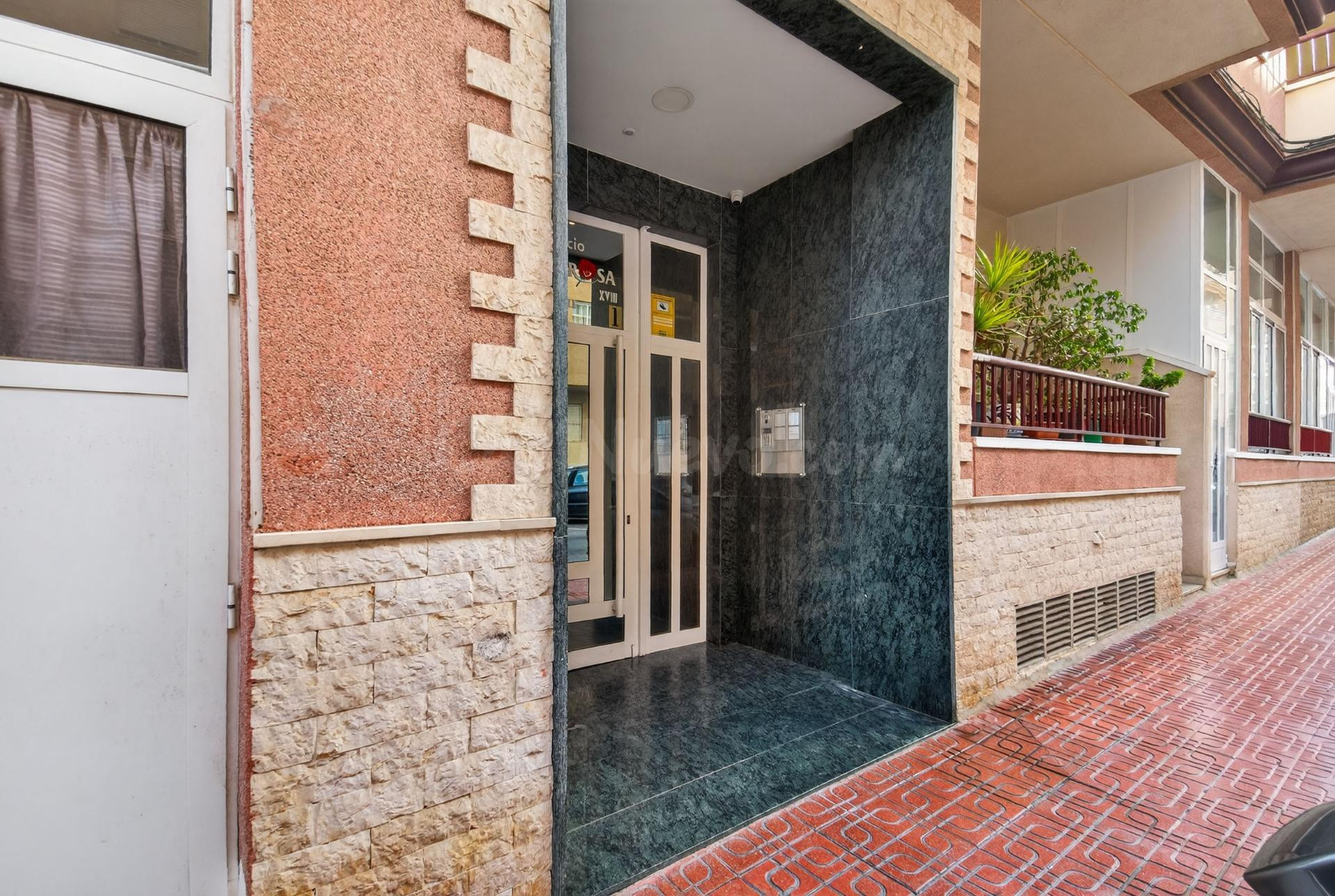 Se vende piso de 2 dormitorios y 1 baño cerca del Parque de  - foto 3