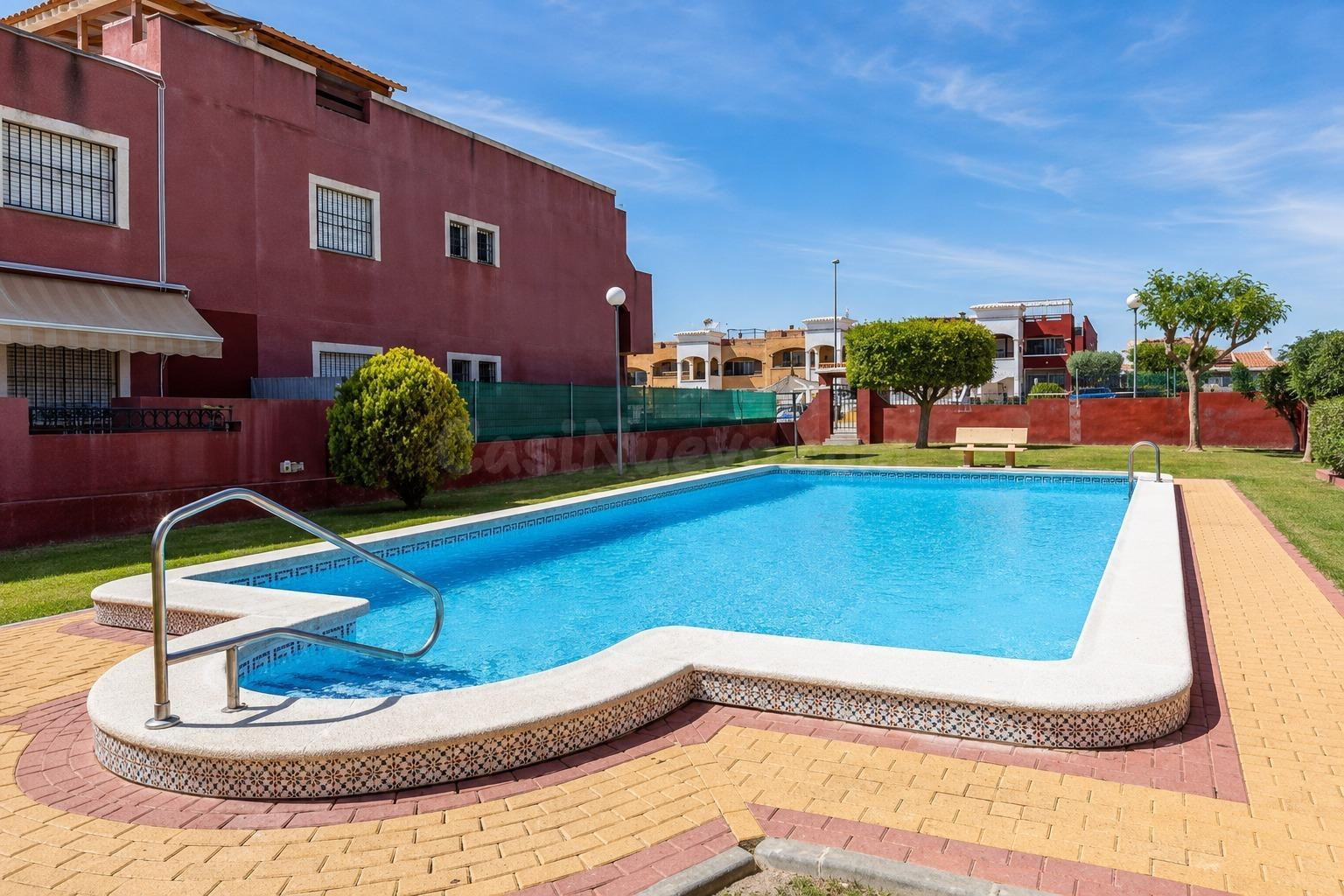 Bungalow en planta baja con amplia terraza y piscina comunitaria en Los Altos