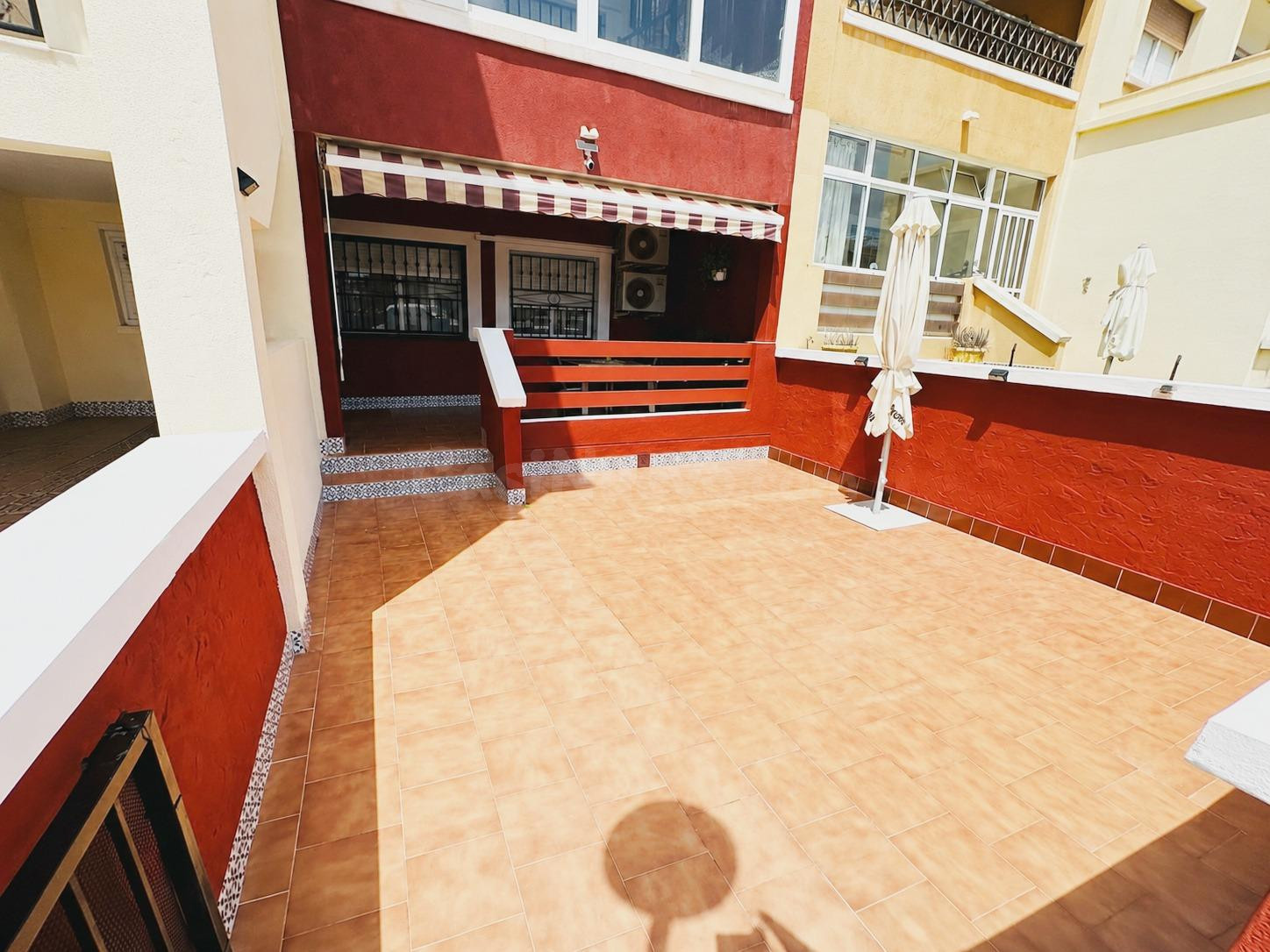 Bungalow en planta baja con amplia terraza y piscina comunit - foto 4