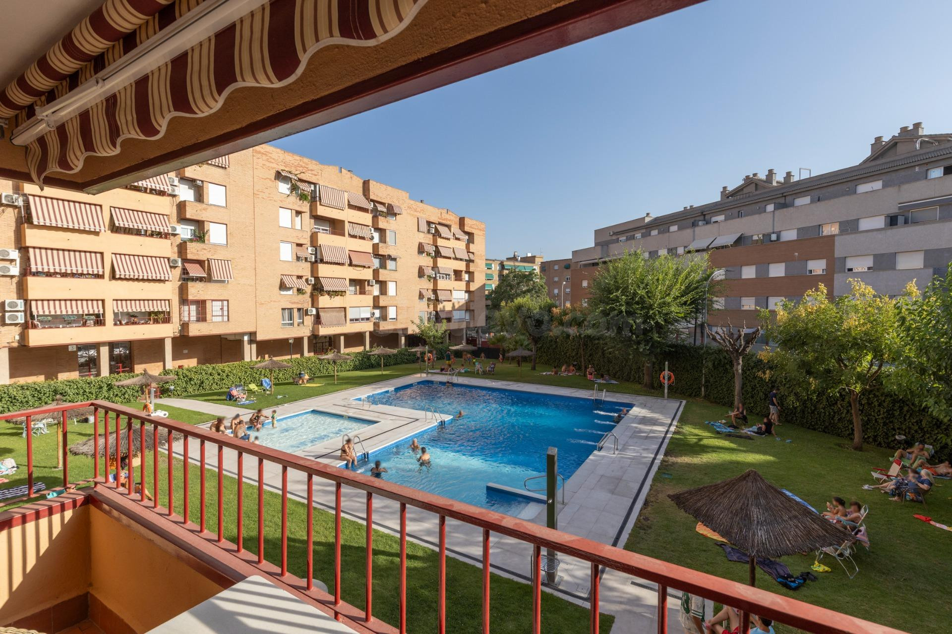 Amplio piso de 4 dormitorios en la prestigiosa urbanización Las Brisas – La Chana